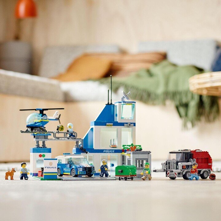 LEGO City 60316 Police Station, 668 pieces - Thumbnail 5