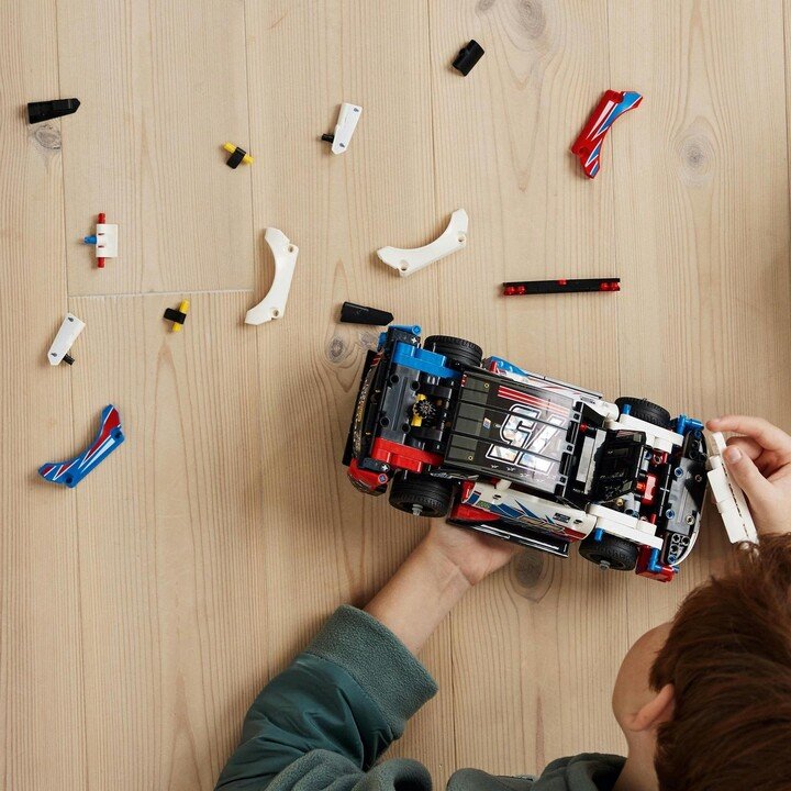 LEGO Technic 42153 NASCAR Next Gen Chevrolet Camaro ZL1 Set, 672 Pieces - Thumbnail 3
