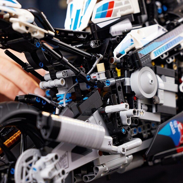 LEGO Technic 42130 BMW M 1000 RR, 1920 pieces - Thumbnail 6