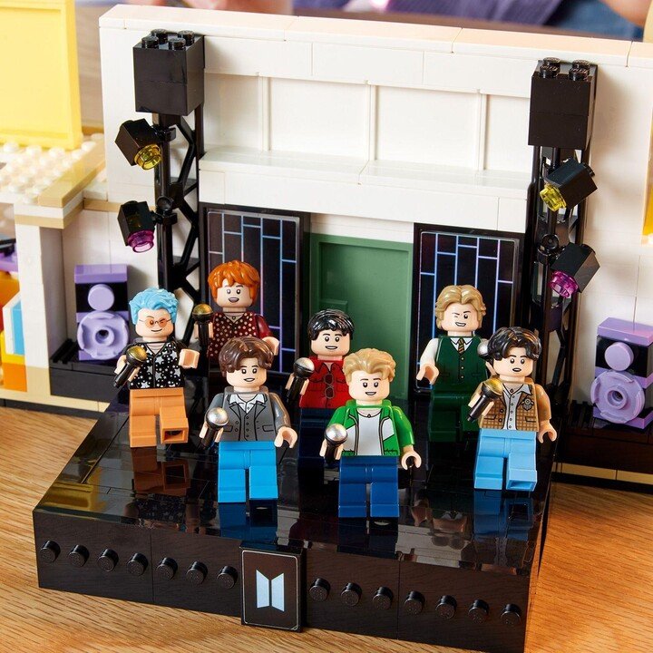 LEGO Ideas 21339 BTS Dynamite Set - Thumbnail 5