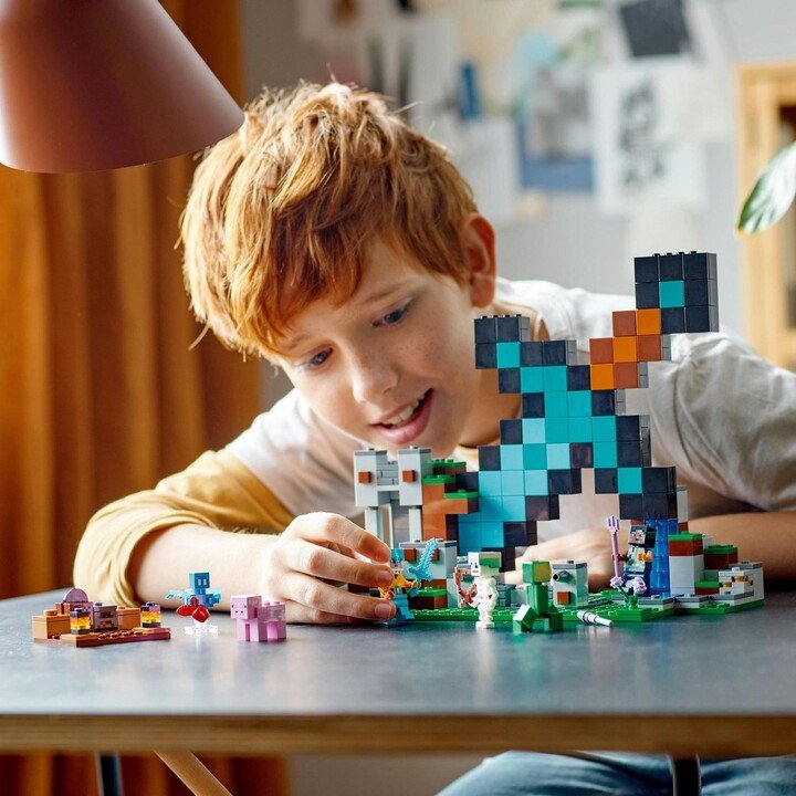 LEGO Minecraft 21244 Knight's Base, 427 pieces - Thumbnail 3