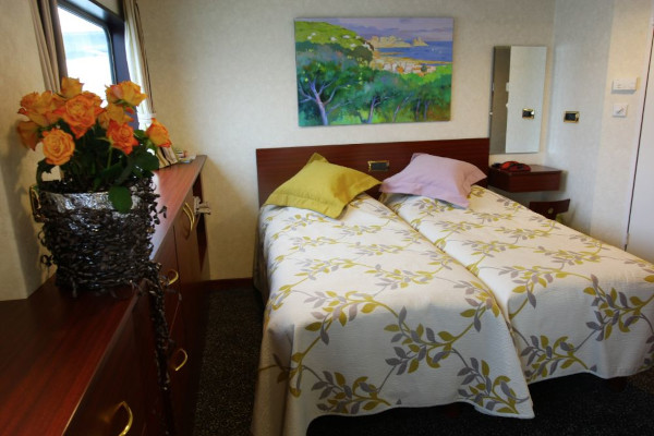 Cat C Stateroom Outside Double Main Deck