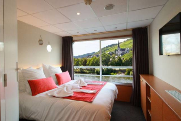 Cat A Stateroom Outside Double Main Deck