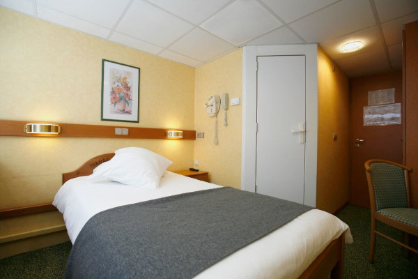 Cat A Stateroom Outside Main Deck Single