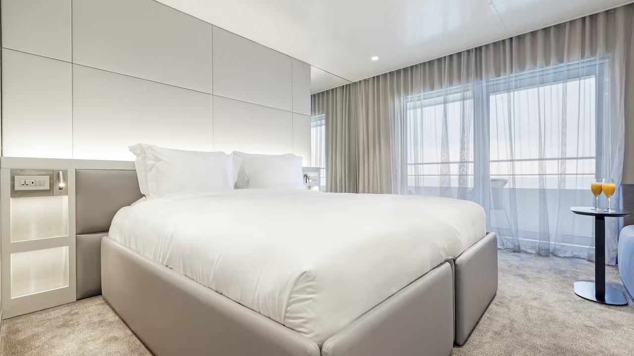 Cabina Balcony Suite a Emerald Sakara