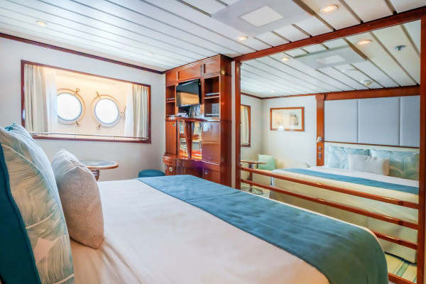 Stateroom with porthole F