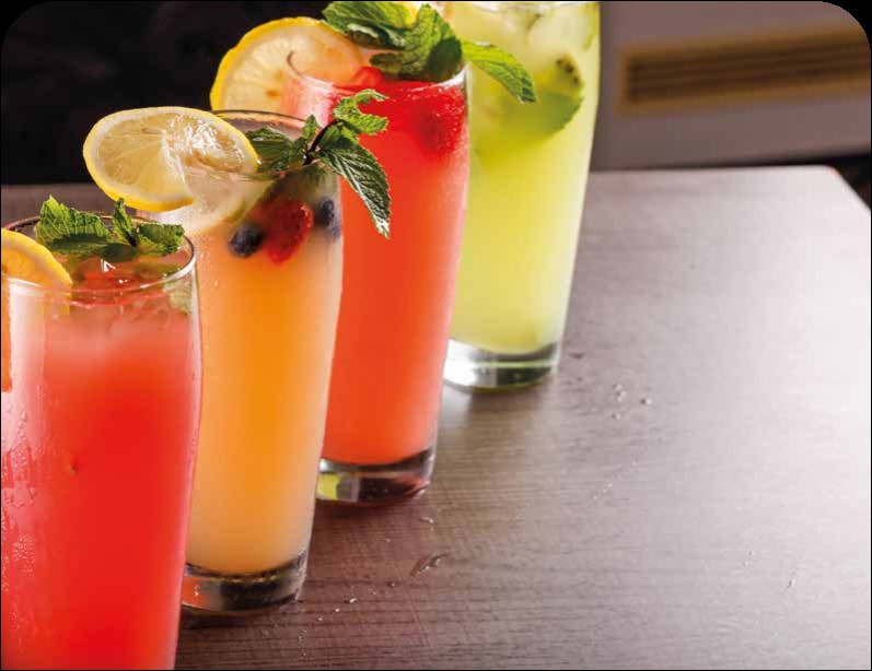 Hausgemachte frisch gepresste Limonaden