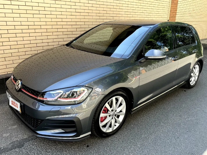 Volkswagen Golf - Naftë (Sedan)