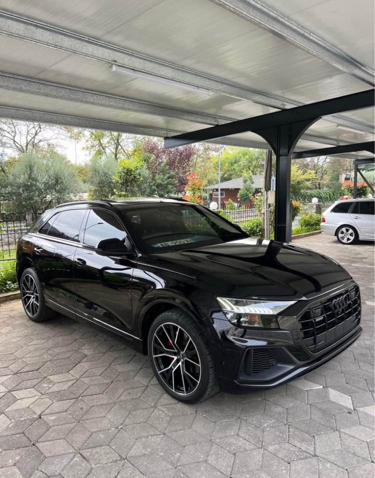 Audi Q8 - Benzinë (SUV)