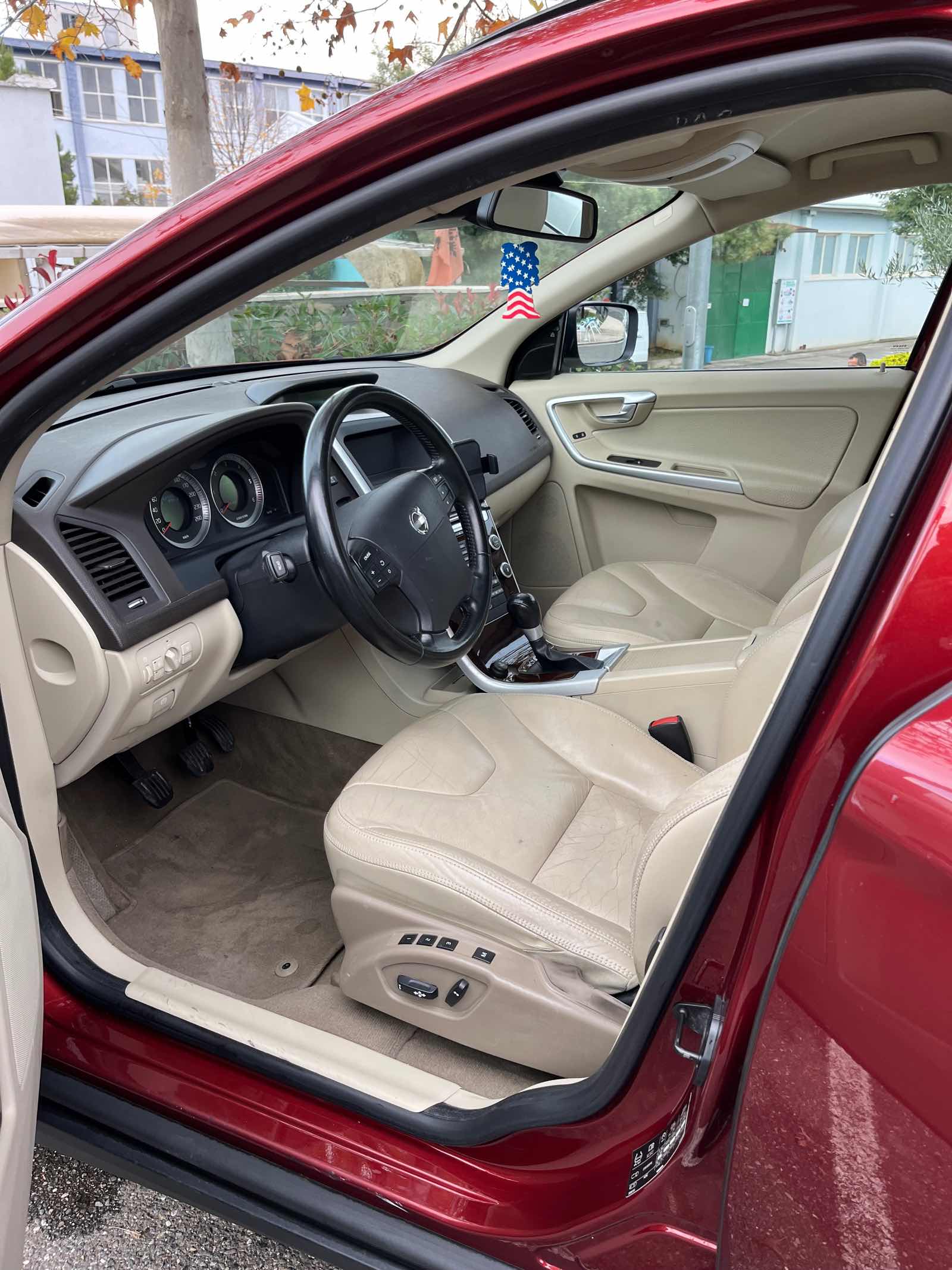 Volvo XC60 2008 E Kuqe ne Tiranë