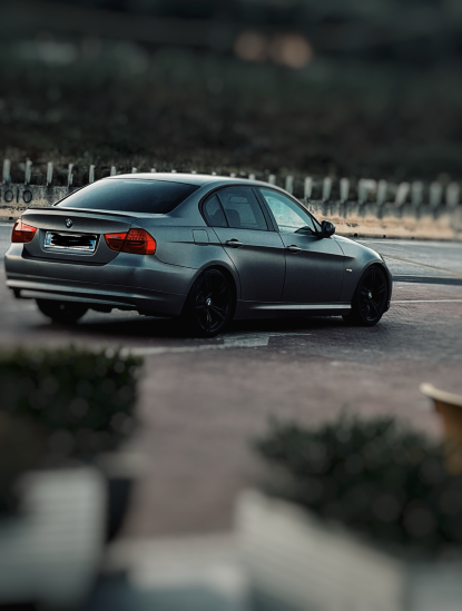 BMW 320i - Naftë (Sedan)