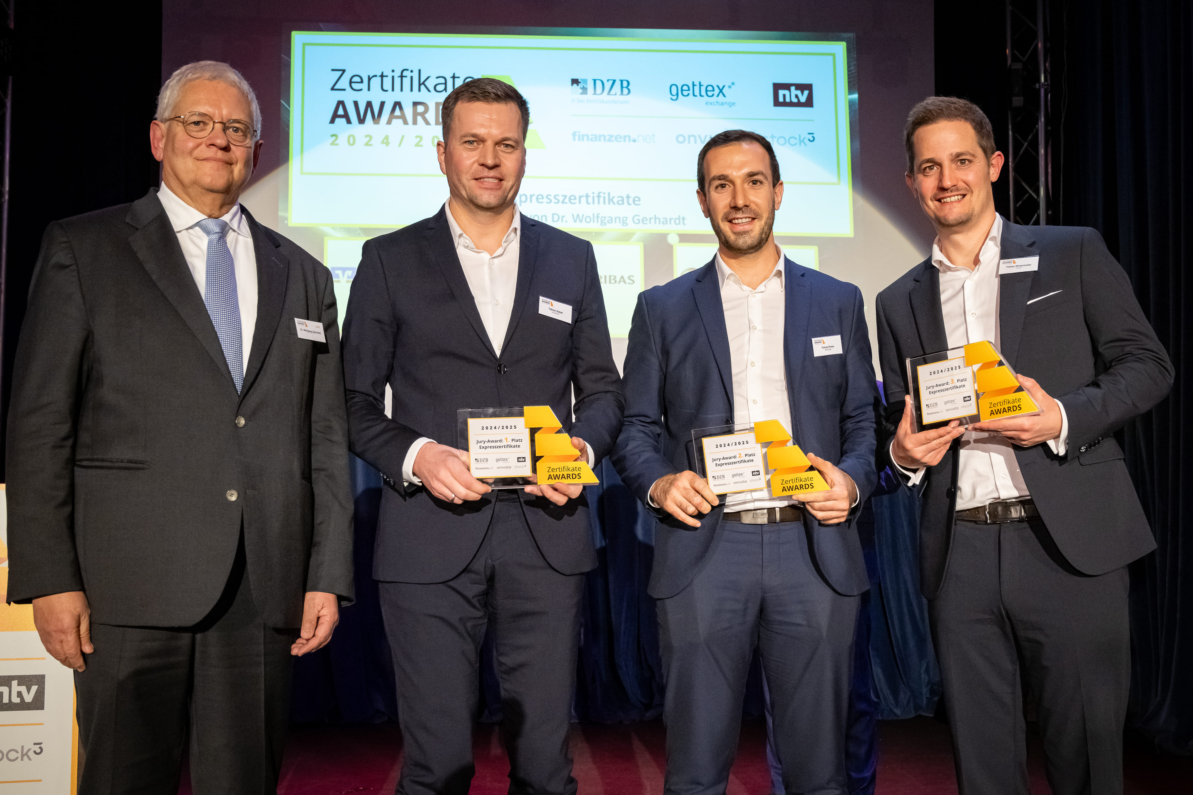 Dr. Wolfgang Gerhardt (Laudator), Tobias Gabel (DZ Bank, 1. Platz), Tobias Kress (BNP Paribas, 2. Platz), Tobias Winterhalter (UniCredit, 3. Platz)