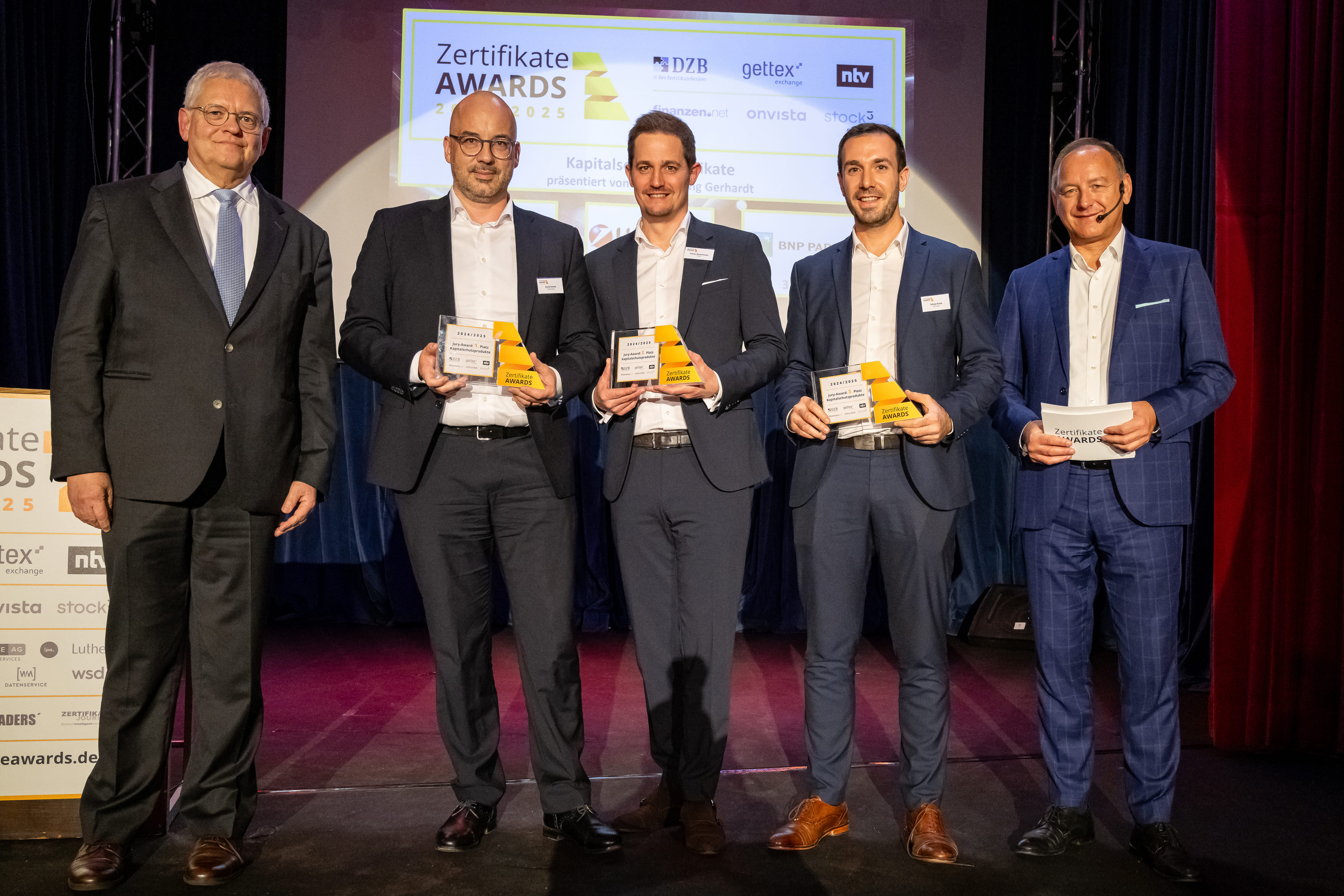 Dr. Wolfgang Gerhardt (Laudator), David Krentz (Société Générale, 1. Platz), Tobias Winterhalter (UniCredit, 2. Platz), Tobias Kress (BNP Paribas, 3. Platz)