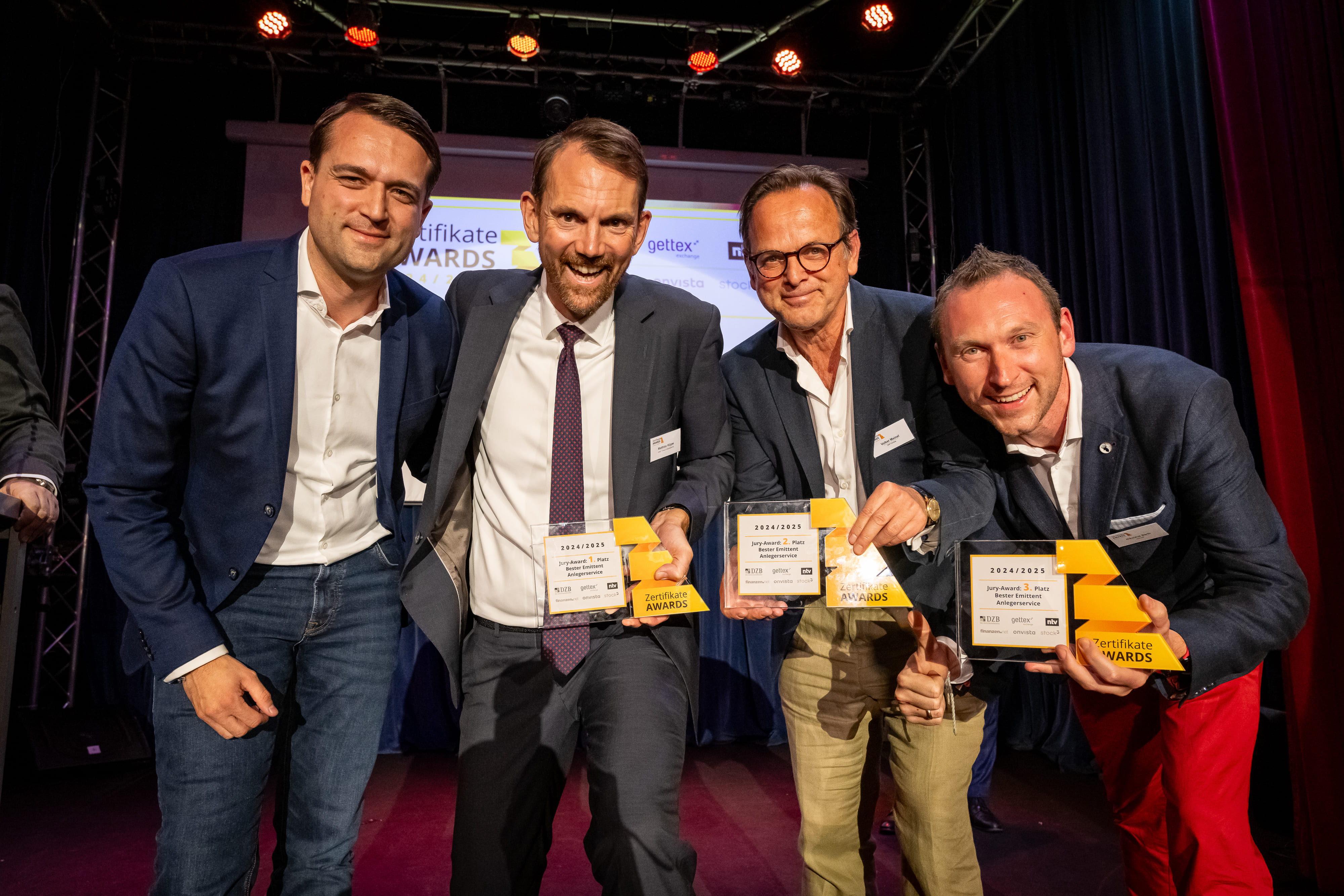 Thomas Soltau (Smartbroker AG, Laudator), Matthias Hüppe (HSBC, 1. Platz), Volker Meinel (BNP Paribas, 2. Platz), Nikolaus Barth (UniCredit, 3. Platz)