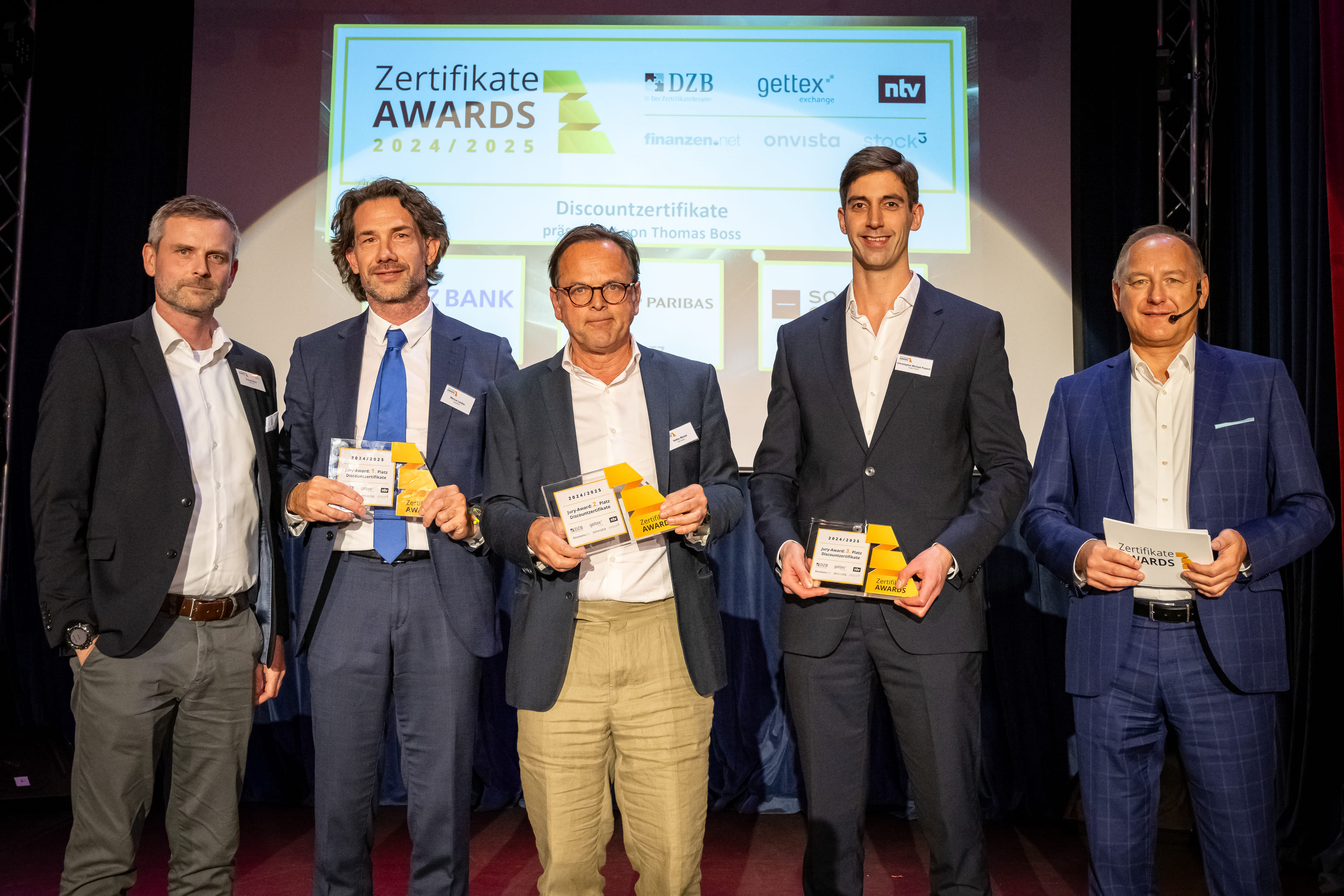 Thomas Boss (Merck Finck, Laudator), Marcus Landau (DZ Bank, 1. Platz, Volker Meinel (BNP Paribas, 2. Platz) Christopher Michael Paasch (Société Générale, 3. Platz), Friedhelm Tilgen (ntv, Moderator)