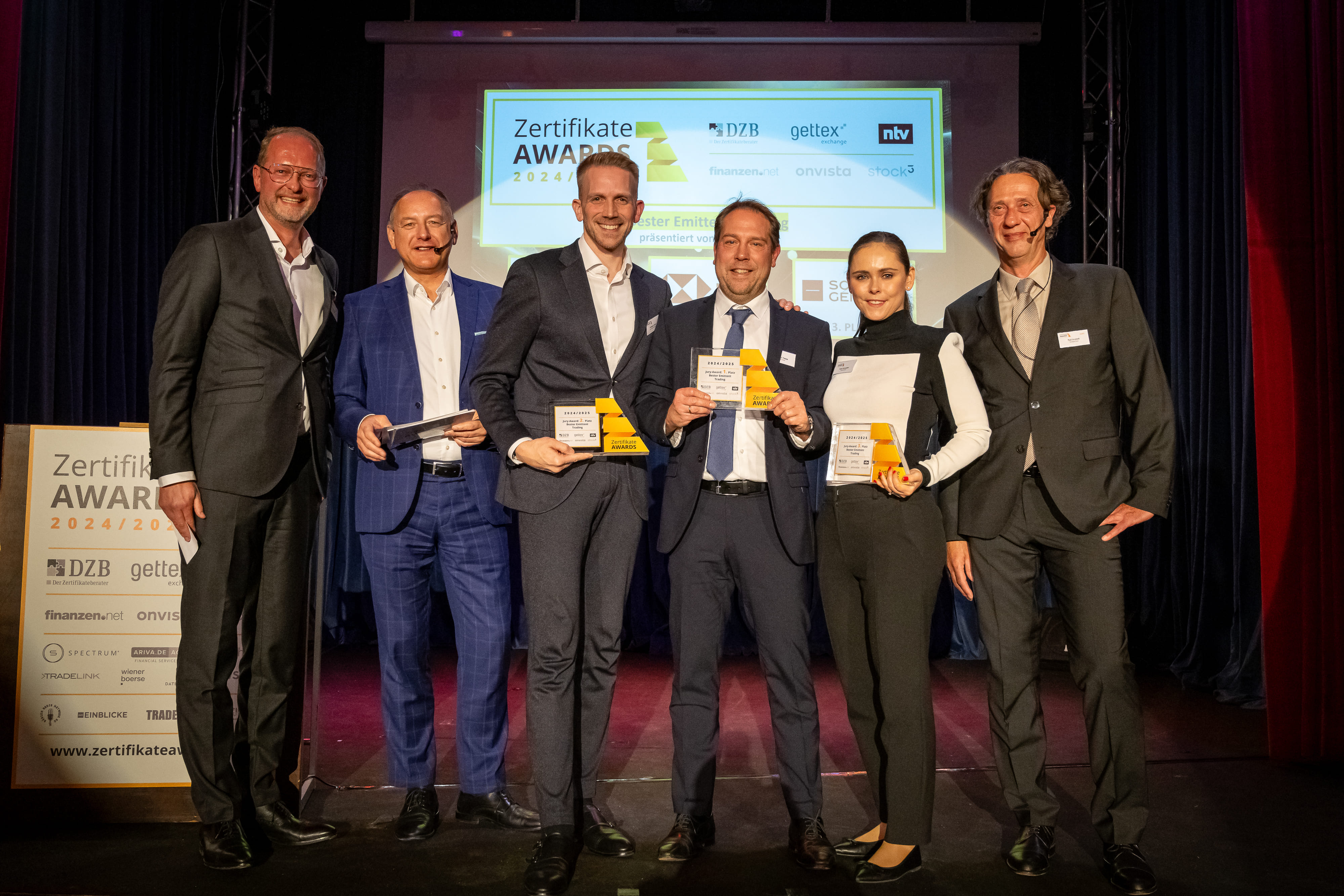 Lars Reichel (gettex exchange, Laudator), Friedhelm Tilgen (ntv, Moderator), Christian Köker (HSBC, 2. Platz), Nicolai Tietze (Morgan Stanley, 1. Platz), Anja Schneider (Société Générale, 3. Platz), Ralf Anreß (DZB Media, Jury-Vorstand)