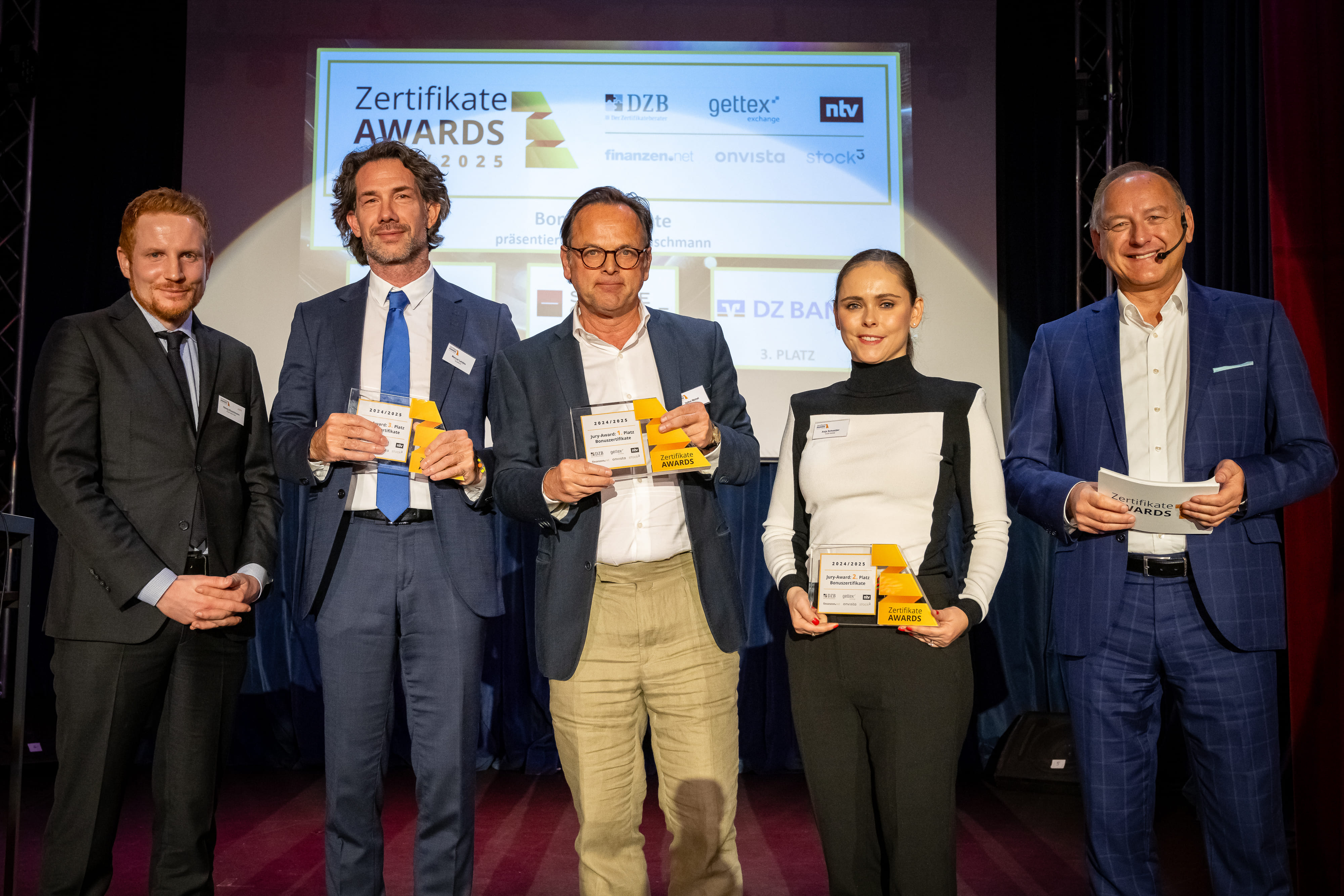 Georg Buschmann (onvista, Laudator), Markus Landau (DZ Bank, 3. Platz), Volker Meinel (BNP Paribas, 1. Platz), Anja Schneider (Société Générale, 2. Platz), Friedhelm Tilgen (ntv, Moderator)