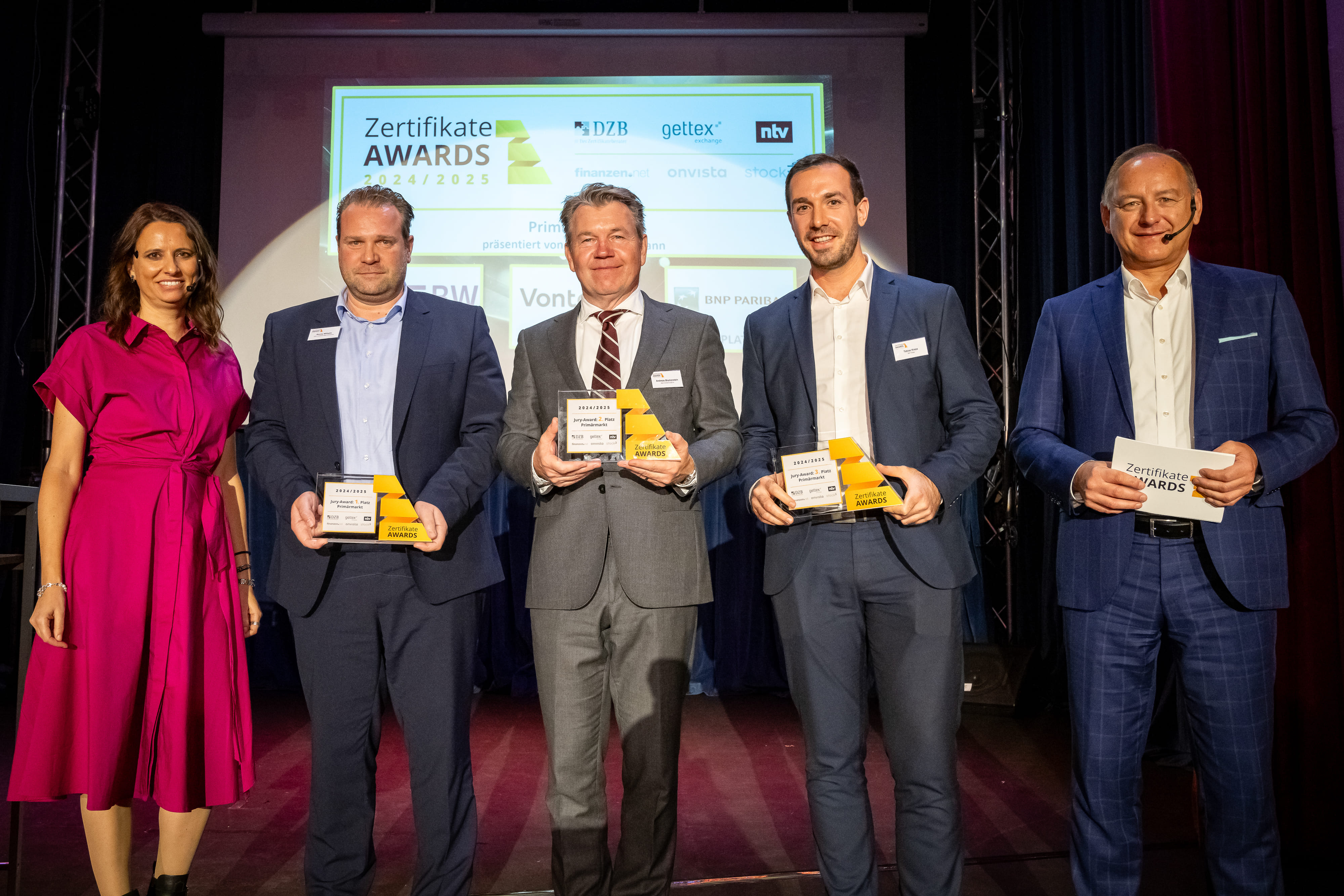 Daniela Helemann (DZB Media, Jury-Vorstand & Chefredakteurin), Ronny Wilhelm (LBBW, 1. Platz), Andreas Blumenstein (Vontobel, 2. Platz), Tobias Kress (BNP Paribas, 3. Platz), Friedhelm Tilgen (ntv, Moderator)