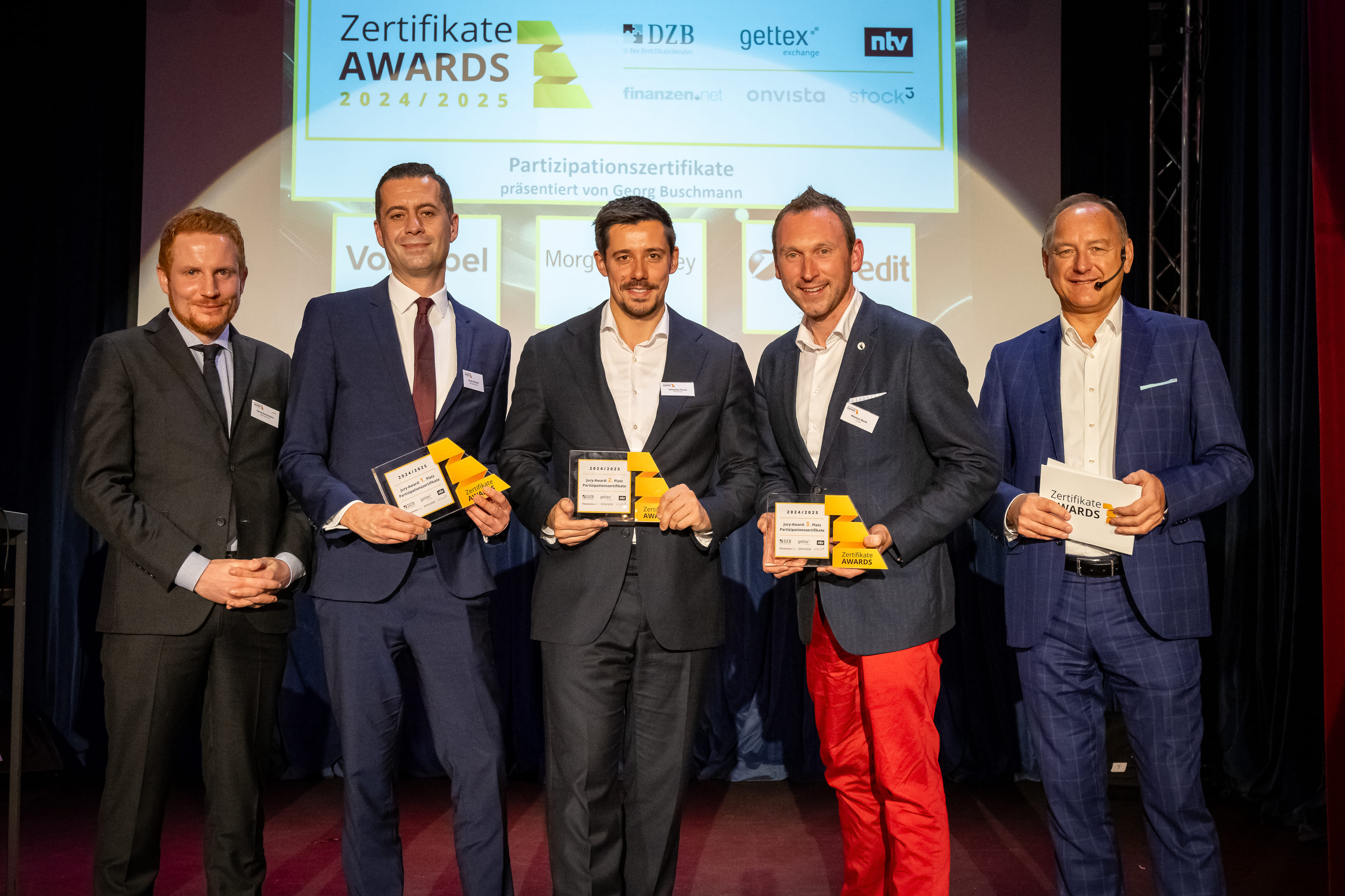 Georg Buschmann (onvista, Laudator), David Hartmann (Vontobel, 1. Platz), Sebastian Kruse (Morgan Stanley, 2. Platz), Nikolaus Barth (UniCredit, 3. Platz), Friedhelm Tilgen (ntv, Moderator)