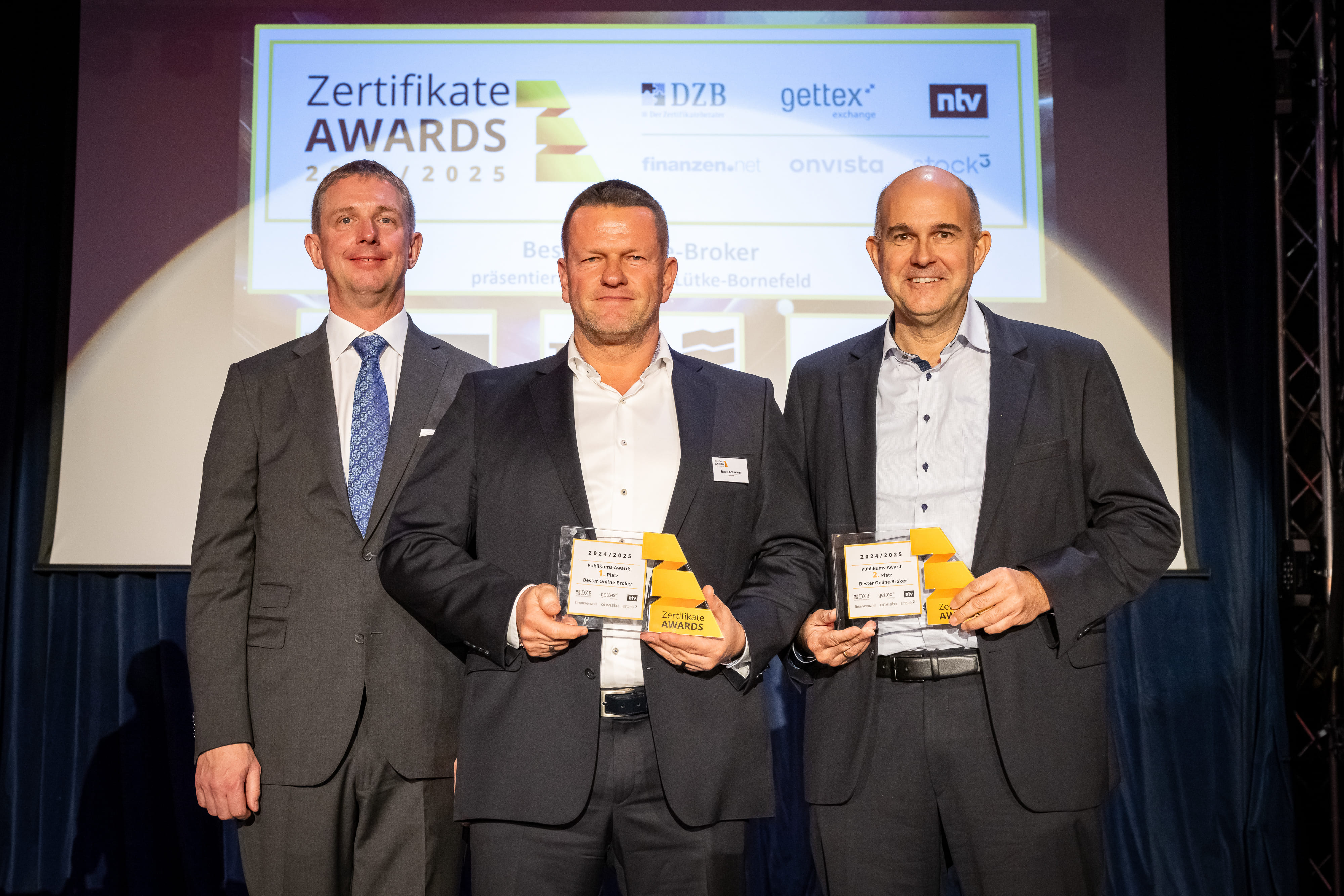 Carsten Lütke-Bornefeld (Lang & Schwarz, Laudator), Daniel Schneider (comdirect, 1. Platz), Alexander Klatt (TradeRepublic , 2. Platz)