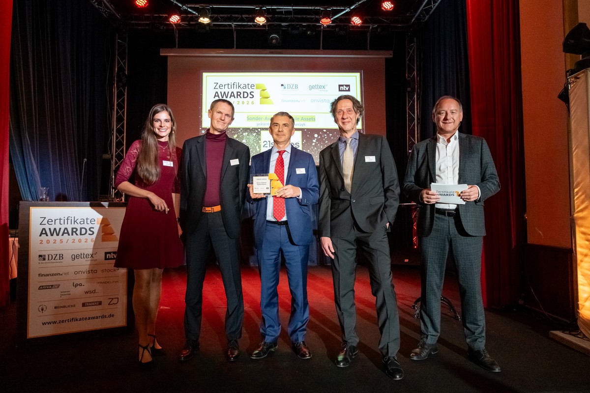 Luisa Kolenda (DZB Media, Moderatorin), Boris Jurczyk (Laudator), Oliver Schäfer (21 Shares, Gewinner Sonder-Award), Ralf Andreß (DZB Media, Juryvorstand), Friedhelm Tilgen (ntv, Moderator)