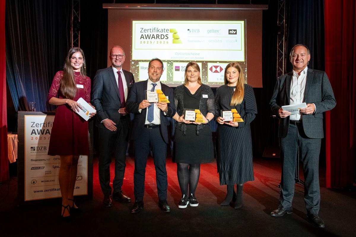 Luisa Kolenda (DZB Media, Moderatorin), Lars Reichel (Gettex, Laudator), Nicolai Tietze (Morgan Stanley, 1. Platz), Laura Schwierzeck (Société Générale, 2. Platz), Annchristin Jahnel (HSBC, 3. Platz), Friedhelm Tilgen (ntv, Moderator)