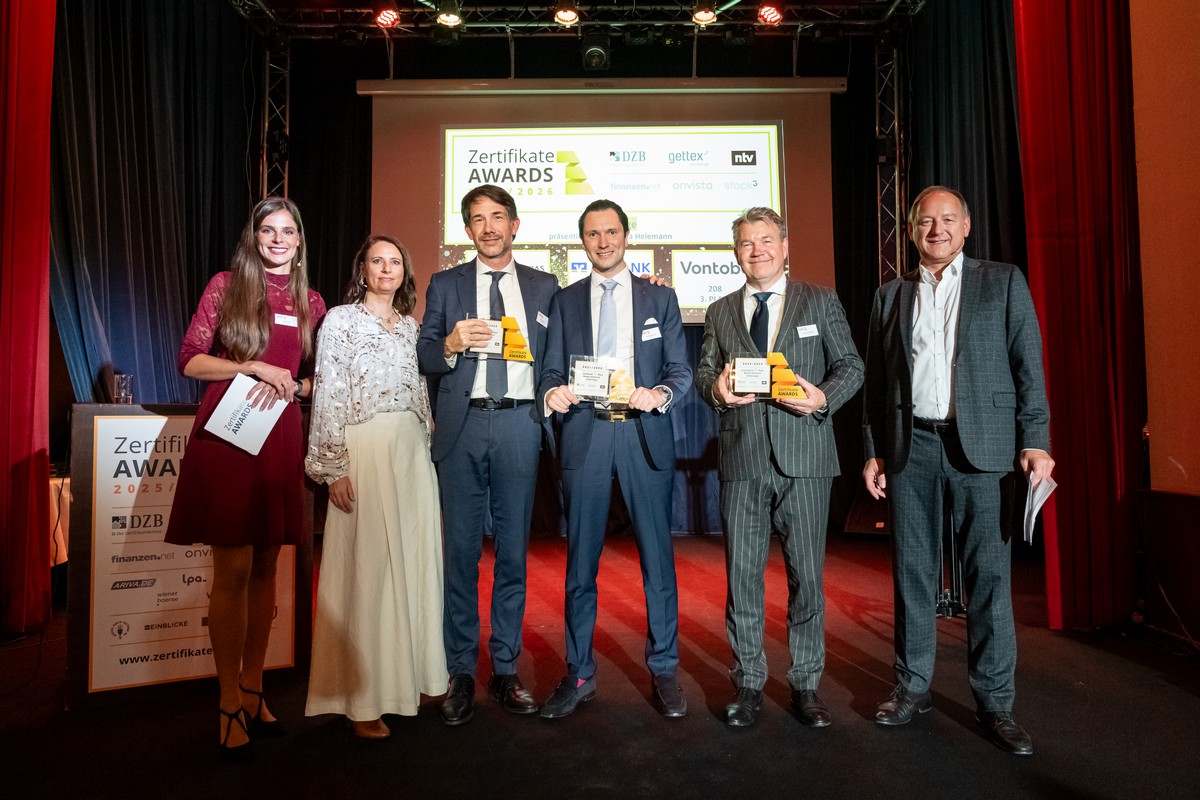 Luisa Kolenda (DZB Media, Moderatorin), Daniela Helemann (DZB Media, Juryvorstand), Markus Landau (DZ Bank, 2. Platz), Sebastian Scheck (BNP Paribas, 1. Platz), Andreas Blumenstein (Vontobel, 3. Platz), Friedhelm Tilgen (ntv, Moderator)