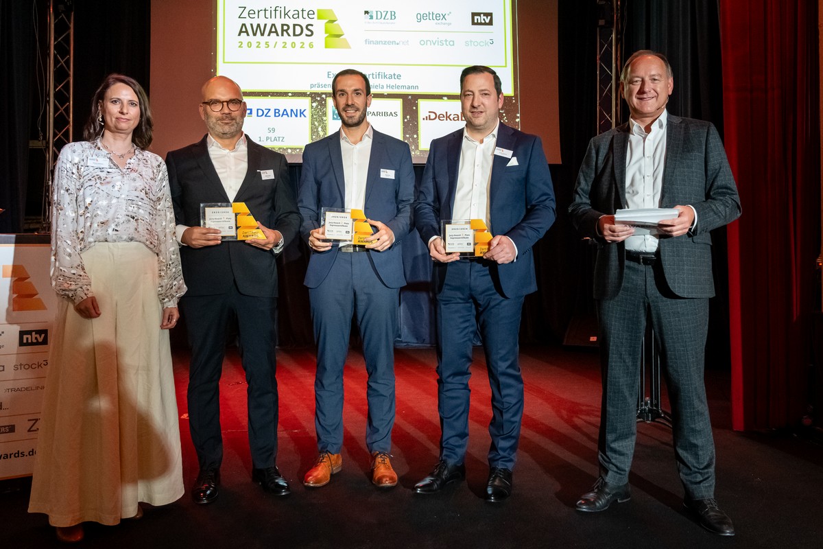 Daniela Helemann (DZB Media, Juryvorstand), Rüdiger Häßler (DZ Bank, 1. Platz), Tobias Kress (BNP Paribas, 2. Platz), André Klepping (Deka, 3. Platz), Friedhelm Tilgen (ntv, Moderator)
