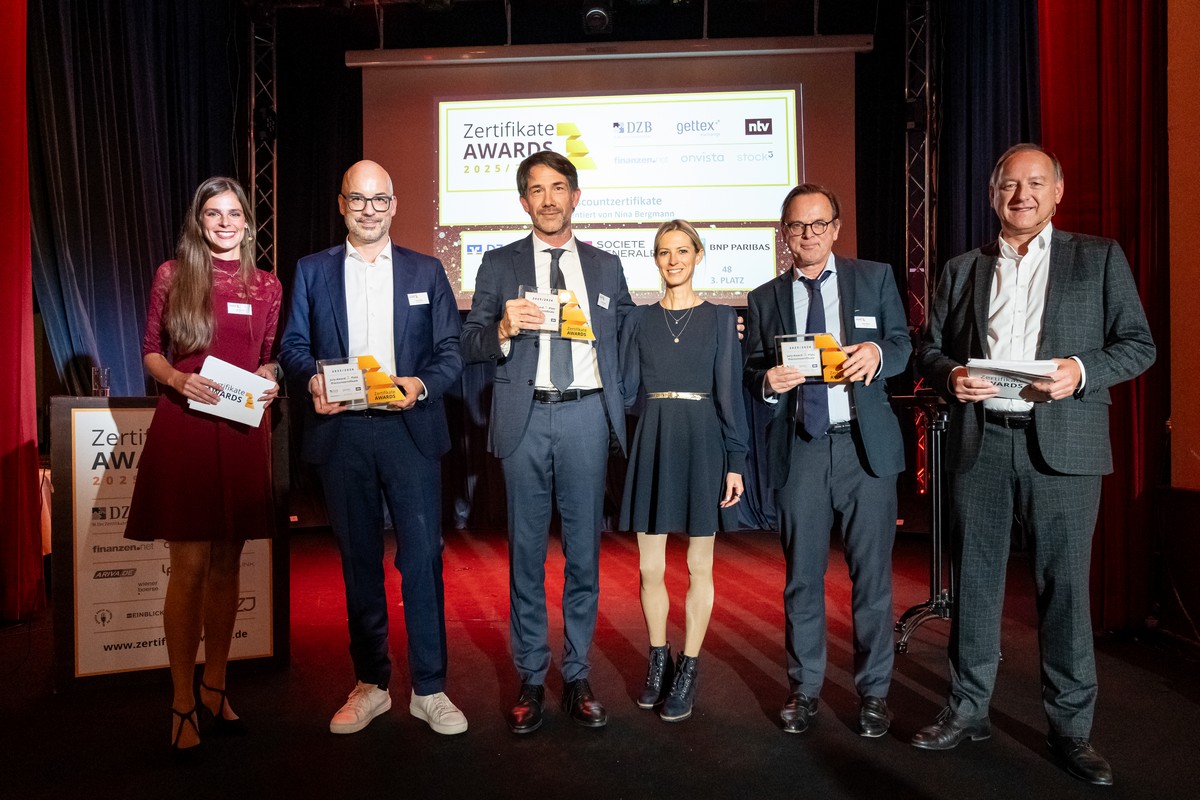Luisa Kolenda (DZB Media, Moderatorin), David Krentz (Société Générale, 2. Platz), Markus Landau (DZ Bank, 1. Platz), Nina Bergmann (Finanzen.net, Laudatorin), Volker Meinel (BNP Paribas, 2. Platz), Friedhelm Tilgen (ntv, Moderator)