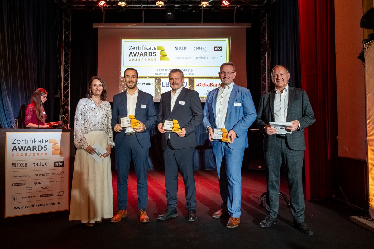 Daniela Helemann (DZB Media, Juryvorstand), Tobias Kress (BNP Paribas, 1. Platz), Michael Bauer (LBBW, 2. Platz), Sascha Kollang (Deka, 3. Platz), Friedhelm Tilgen (ntv, Moderator)