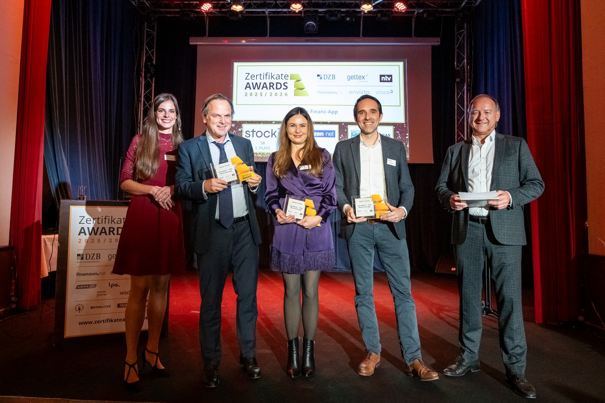 Luisa Kolenda (DZB Media, Moderatorin), Volker Meinel (BNP Paribas, 3. Platz), Christin Rölz (Stock3, 1. Platz), Lennart Libercka (Finanzen.net, 2. Platz), Friedhelm Tilgen (ntv, Moderator)