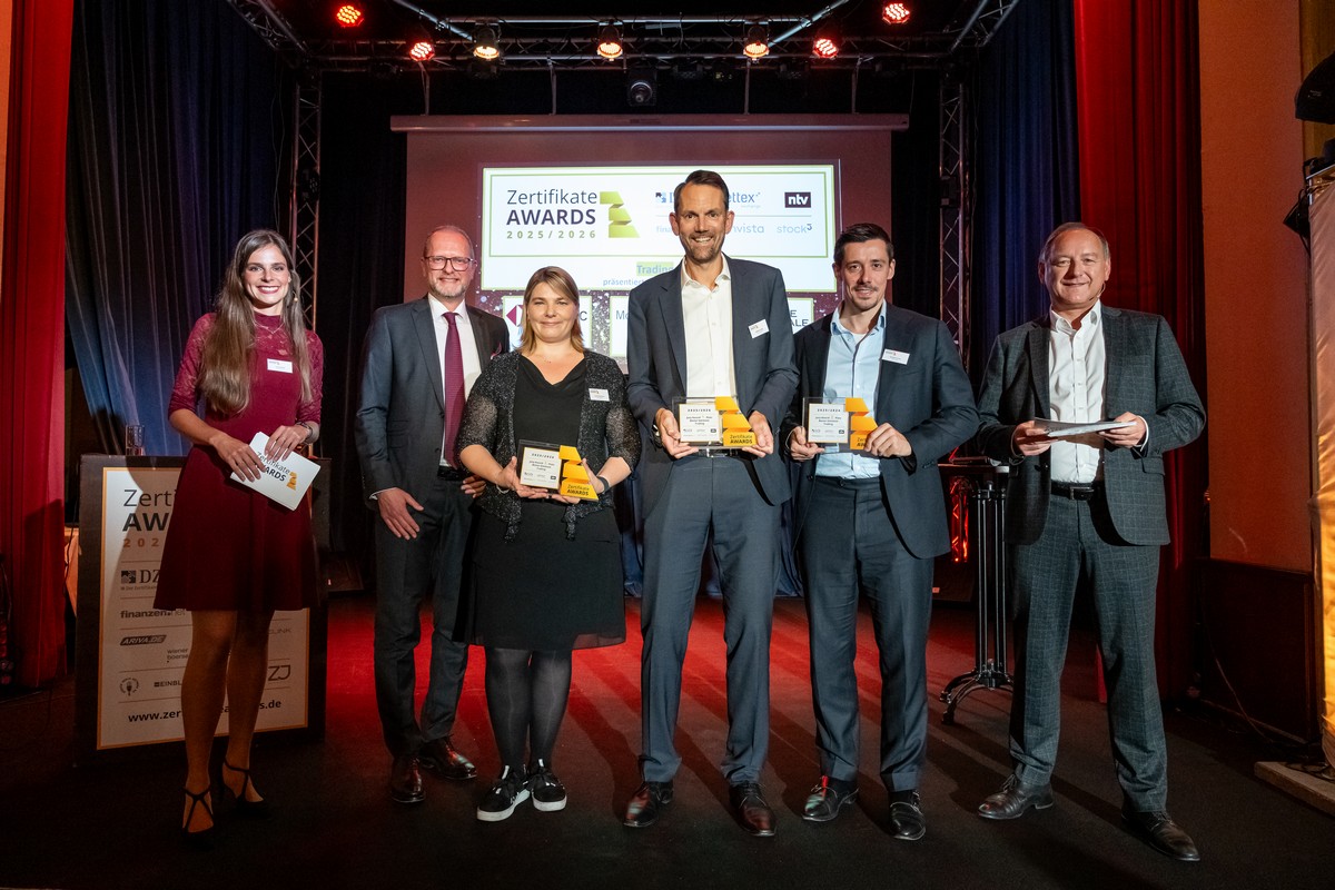 Luisa Kolenda (DZB Media, Moderatorin), Lars Reichel (Gettex, Laudator), Laura Schwierzeck (Société Générale, 3. Platz), Matthias Hüppe (HSBC, 1. Platz), Sebastian Kruse (Morgan Stanley, 2. Platz), Friedhelm Tilgen (ntv, Moderator)