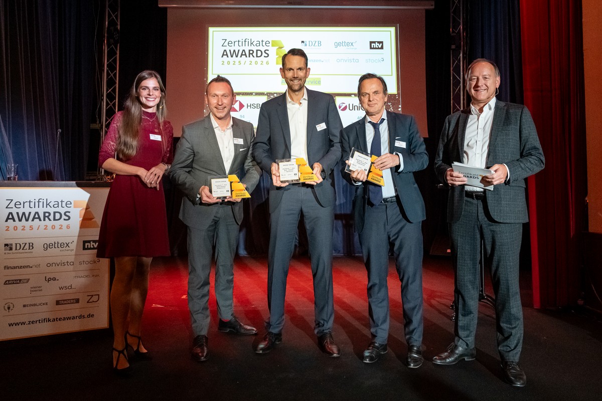 Luisa Kolenda (DZB Media, Moderatorin), Nikolaus Barth (UniCredit, 3. Platz), Matthias Hüppe (HSBC, 1. Platz), Volker Meinel (BNP Paribas, 2. Platz), Friedhelm Tilgen (ntv, Moderator)