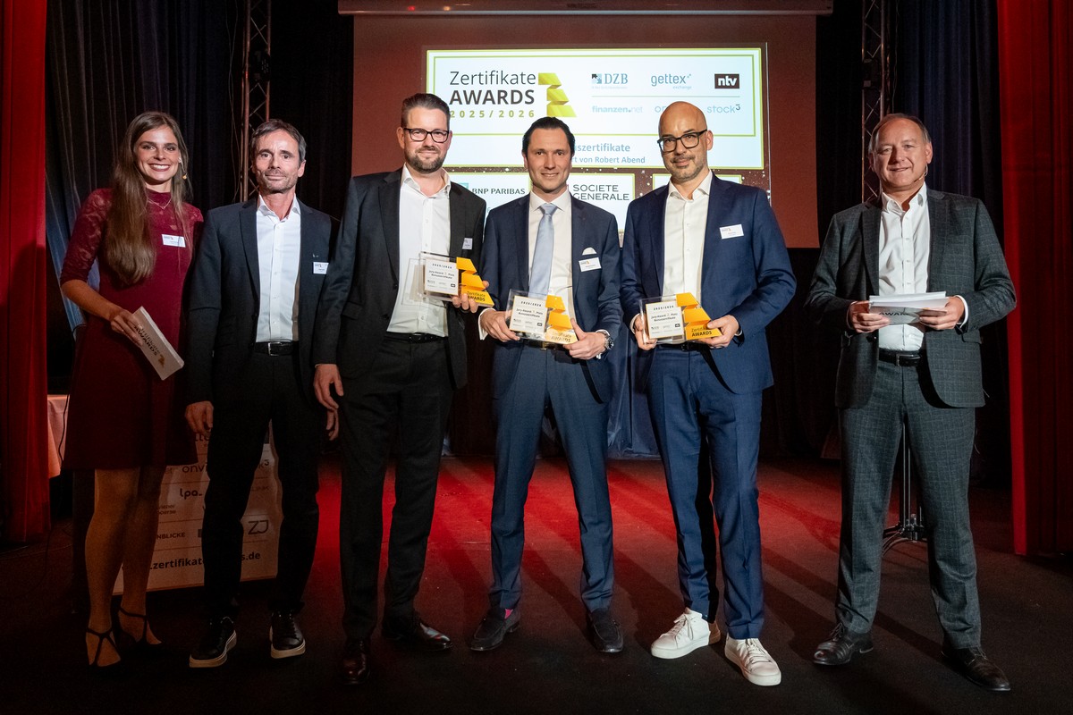 )Luisa Kolenda (DZB Media, Moderatorin), Robert Abend (Stock3, Laudator),Thomas Kreitmeier (UniCredit, 3. Platz), Sebastian Scheck (BNP Paribas, 1. Platz), David Krentz (Société Générale, 2. Platz), Friedhelm Tilgen (ntv, Moderator)