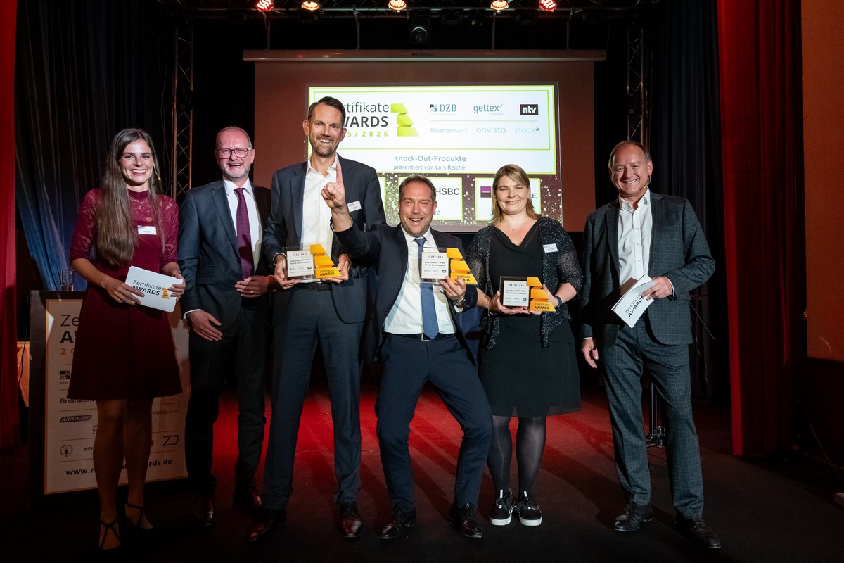 Luisa Kolenda (DZB Media, Moderatorin), Lars Reichel (Gettex, Laudator), Matthias Hüppe (HSBC, 2. Platz), Nicolai Tietze (Morgan Stanley, 1. Platz), Laura Schwierzeck (Société Générale, 3. Platz), Friedhelm Tilgen (ntv, Moderator)
