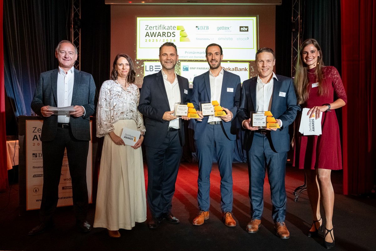 Friedhelm Tilgen (ntv, Moderator), Daniela Helemann (DZB Media, Juryvorstand), Max Maier (LBBW, 1. Platz), Tobias Kress (BNP Paribas, 2. Platz), Marco Maurer (Deka, 3. Platz), Luisa Kolenda (DZB Media, Moderatorin)