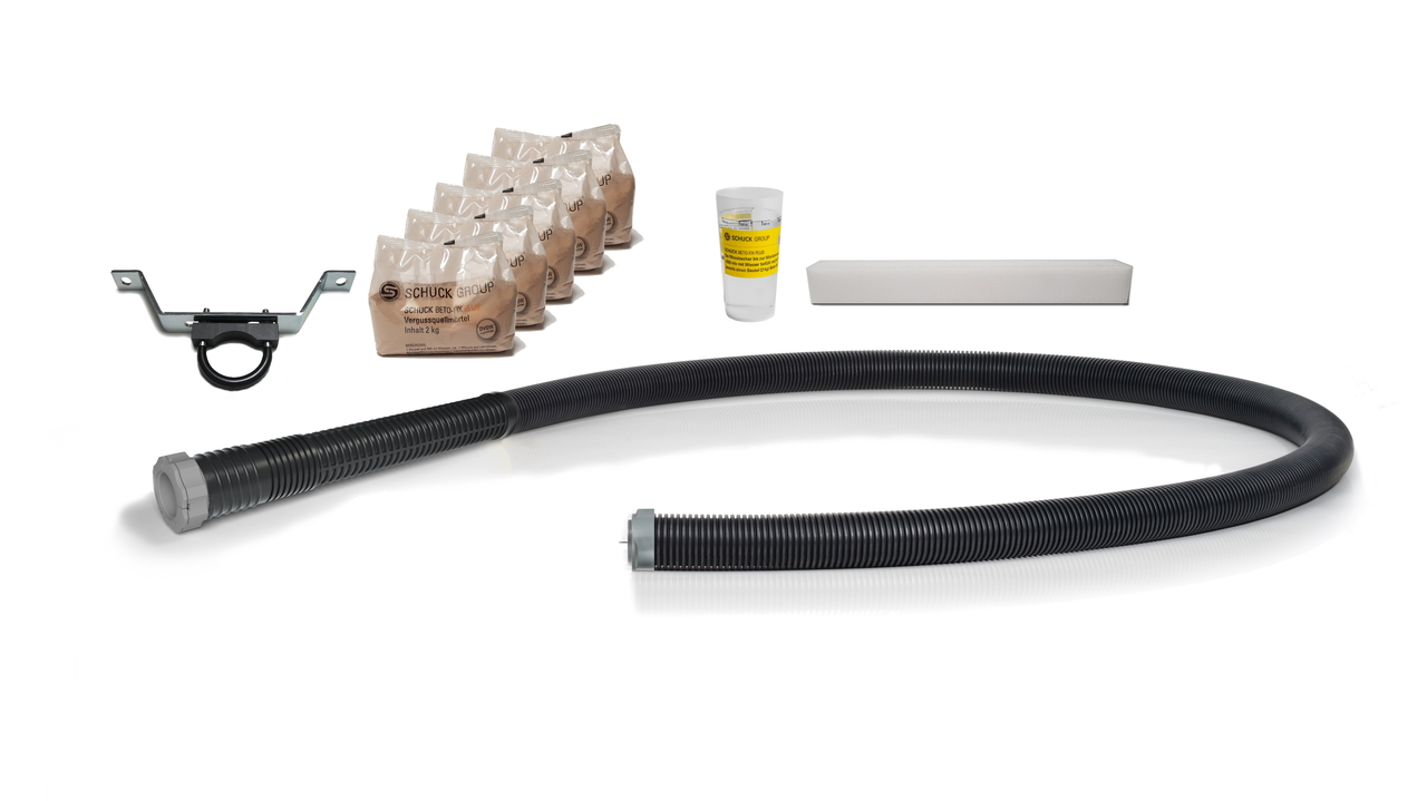 Set der Schuck Modulhauseinführung MHP mit flexiblem Mantelschutzrohr, Wandhalter, Beto-Fix Plus Vergussmörtel, Abflusssperre aus Schaumstoff und Einbau- und Montageanleitung zur gas- und wasserdichten Leitungsdurchführung in Bodenplatten ohne Keller