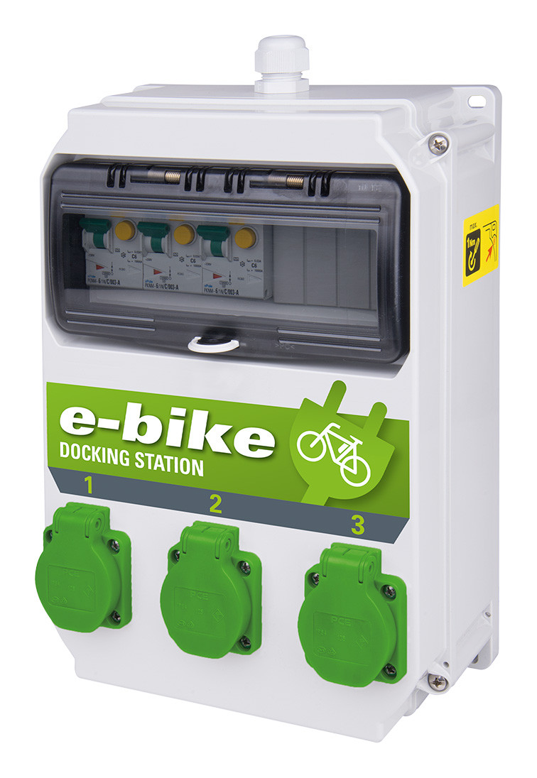 PCE E-Bike Dockingstation ANIF4 mit drei Schuko-Steckdosen, FI/LS-Schutzschaltern hinter transparenter Abdeckung und wetterfestem Wandgehäuse für E-Bike-Ladepunkte