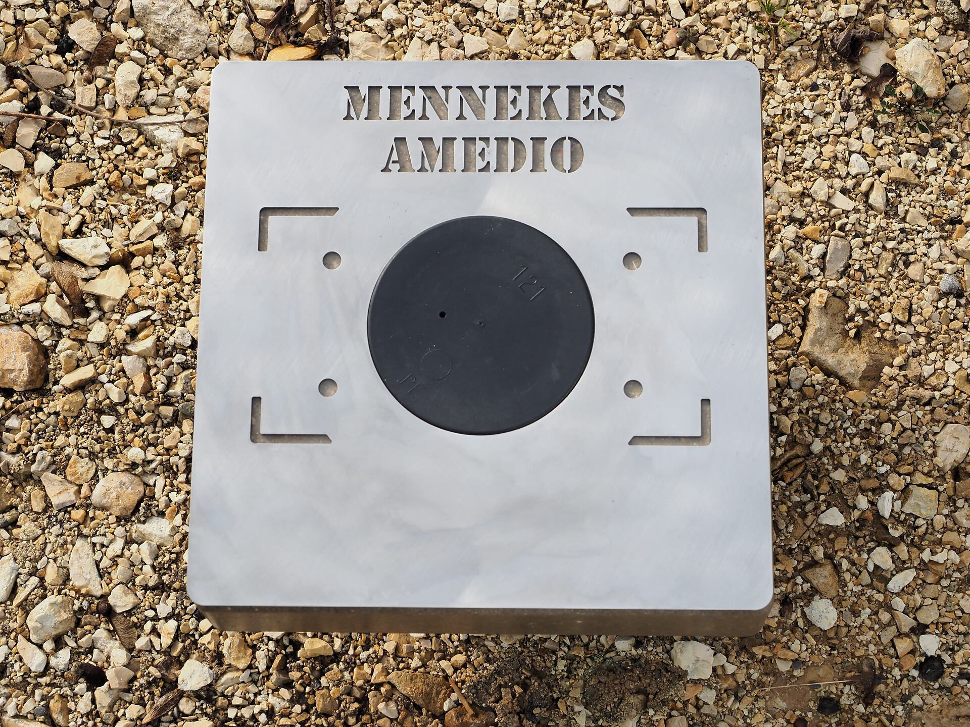 Edelstahl-Bohrschablone für MENNEKES AMEDIO Ladesäule zur Montage auf Ladesäulenfundament mit Befestigungsbohrungen und Kabeldurchführung