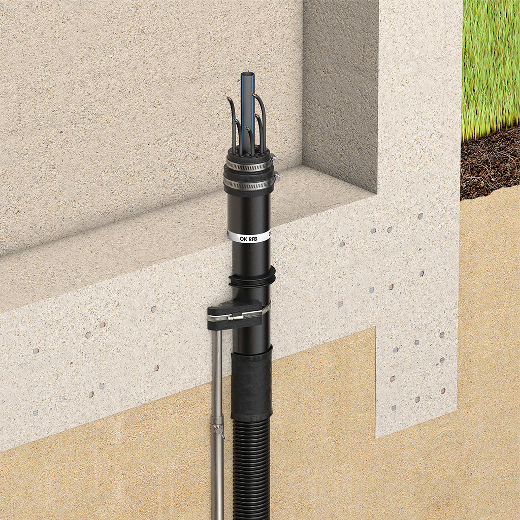 Einsparten-Hauseinführung in Bodenplatte eines Gebäudes ohne Keller mit angeschlossenen Kabeln und Mantelrohr für Garten- und Außenanschlüsse