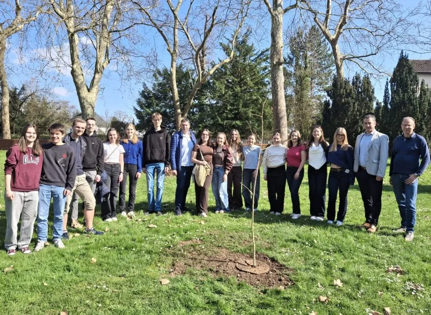 Zeichen für Erinnerung und Frieden: Abiturjahrgang pflanzt Ginkgo auf der Roseninsel