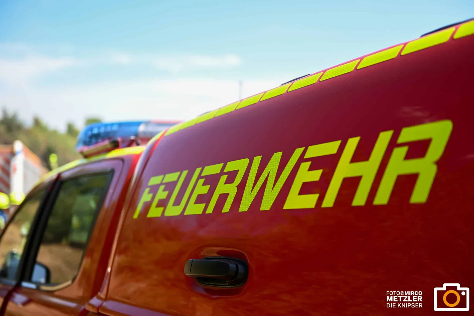 Verdächtiges Feuer: Transporter in Osthofen zerstört – Zeugen gesucht
