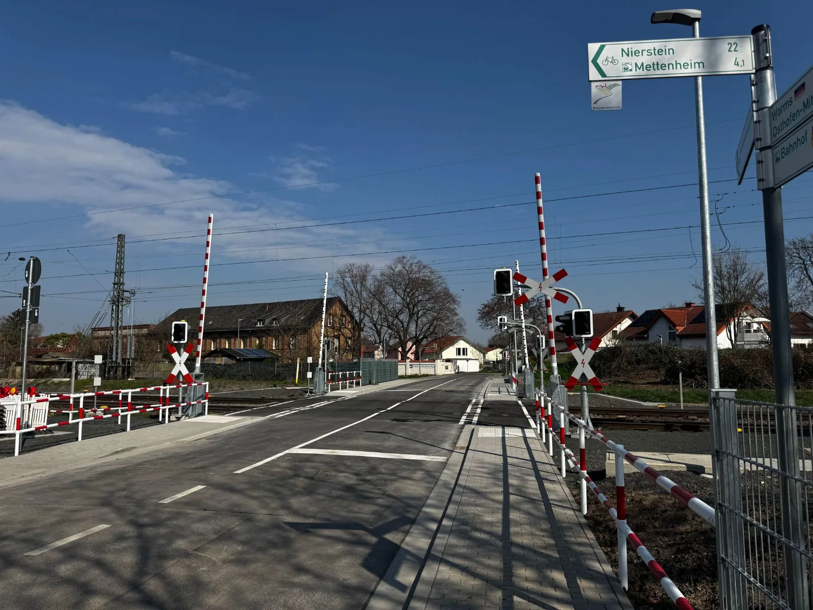 Freie Fahrt in Osthofen: Bahnübergang am Ziegelhüttenweg wieder geöffnet