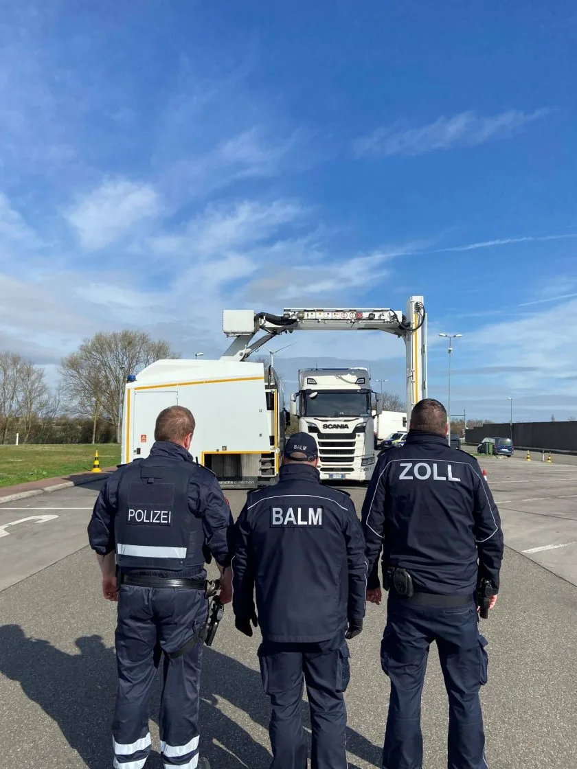 Polizei und Zoll kontrollieren Schwerverkehr auf der A61 – Schmuggel, Haftbefehl und mangelhafte Ladungssicherung