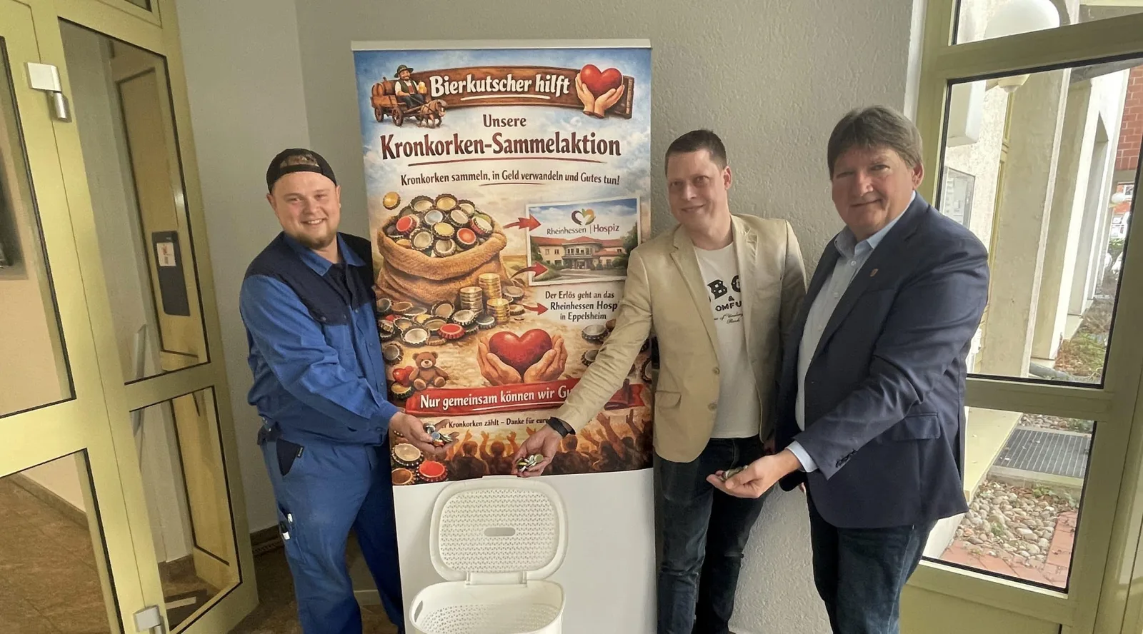 Mit kleinen Metallteilen Großes bewirken: Neue Kronkorken-Sammelstelle im Kreishaus