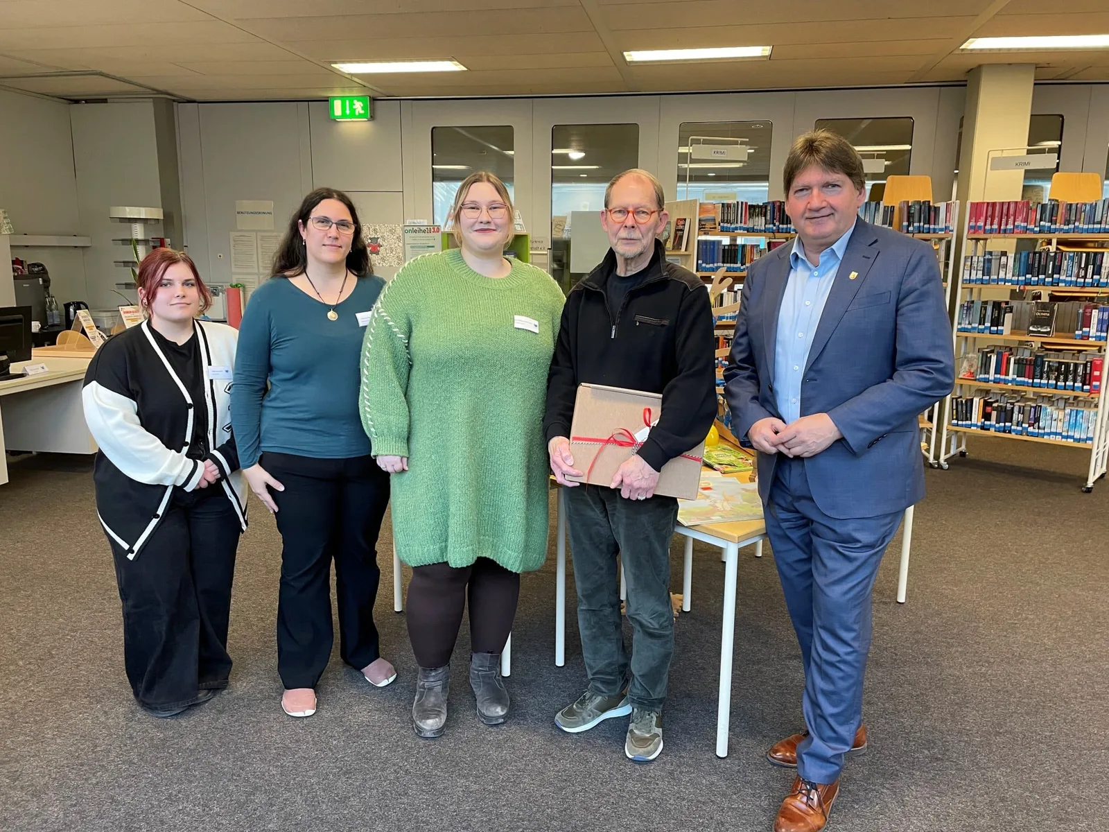 Elf Jahre Engagement für die Bibliothek: Dr. Gladrow erhält Besuch vom Landrat