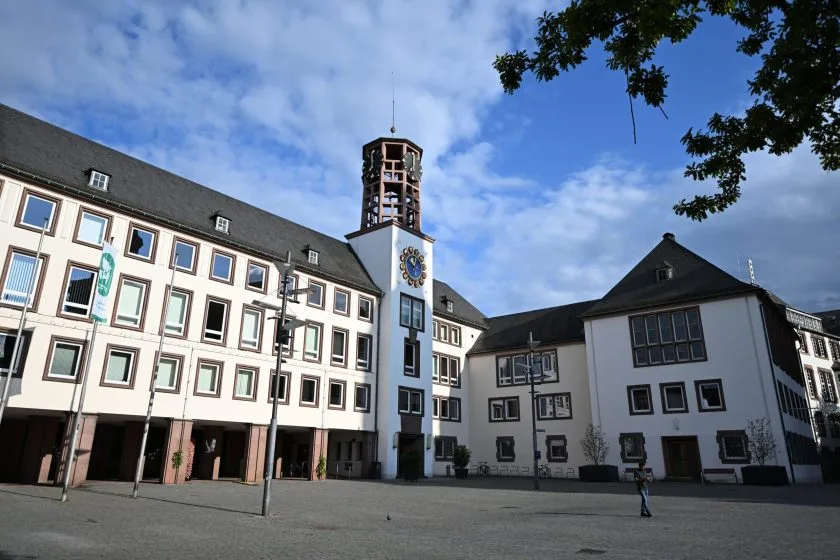 Rathausdach in Worms wird saniert: Start des ersten Bauabschnitts