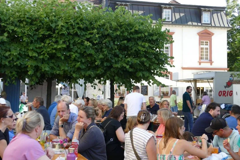 Genussvoller Feierabend in Lorsch: Dämmerschoppen startet in zweite Saison
