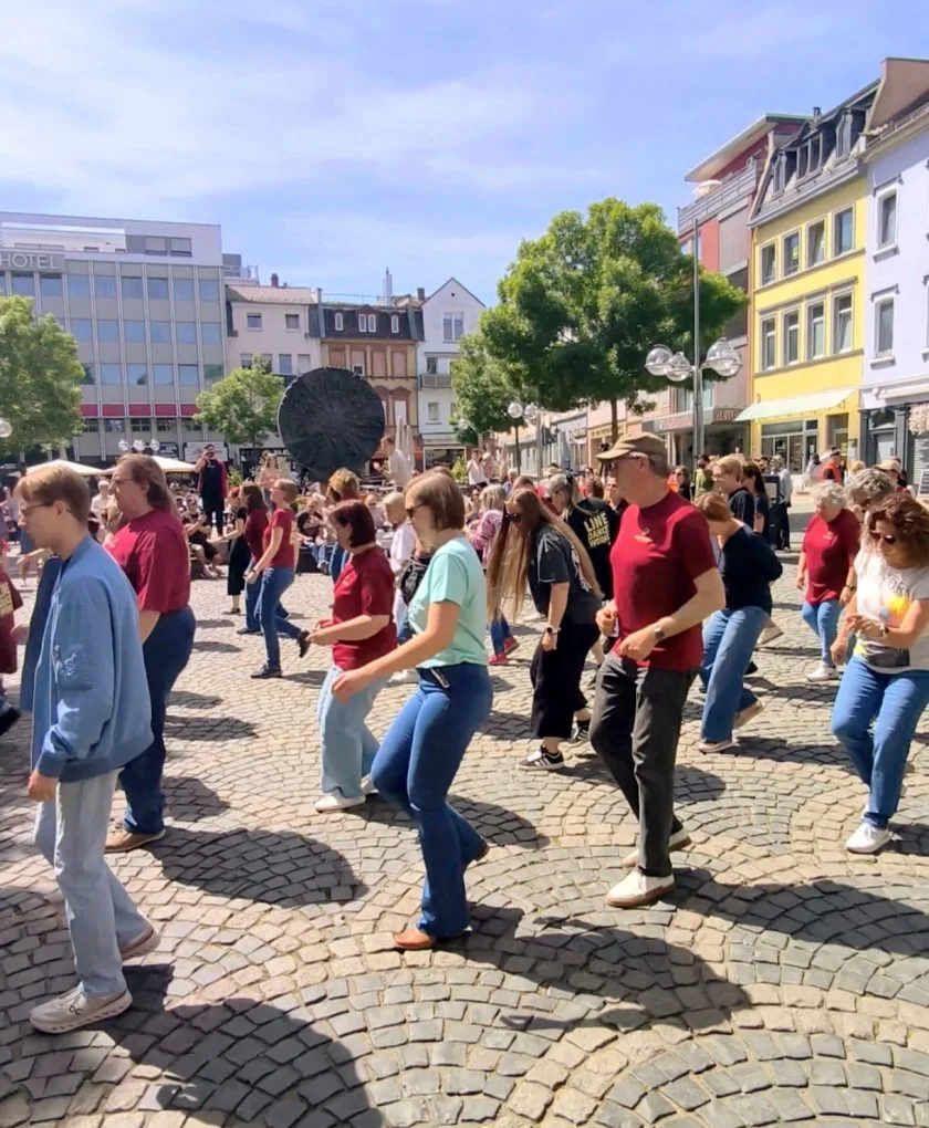 Flashmob-Fieber in Worms: 100 Line Dancer bringen den Obermarkt zum Beben