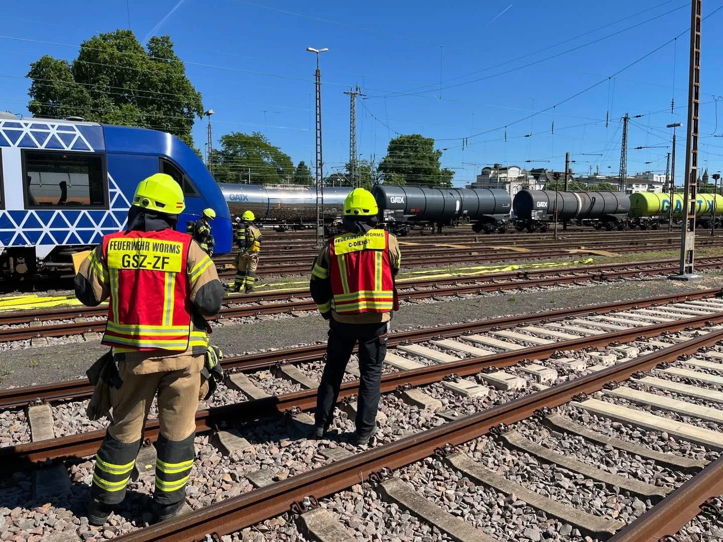 Feuerwehr sichert Leck an Kesselwagen im Güterbahnhof